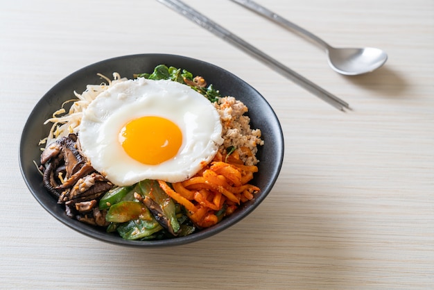 사진 비빔밥, 쌀과 계란 후라이를 곁들인 한국식 매운 샐러드 - 전통 한국 음식 스타일