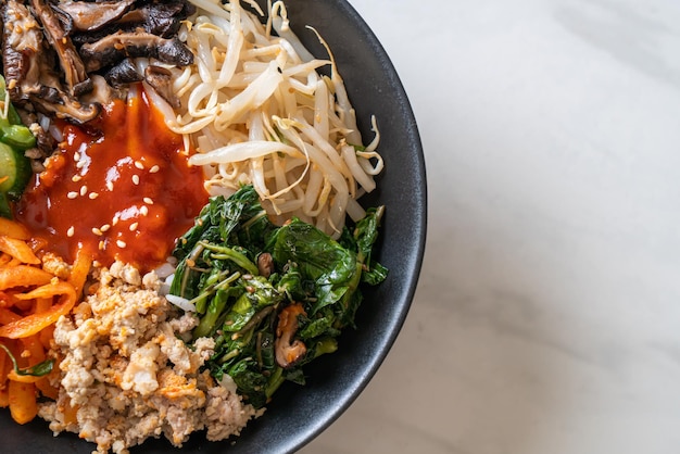 Bibimbap, insalata piccante coreana con ciotola di riso - stile alimentare tradizionalmente coreano