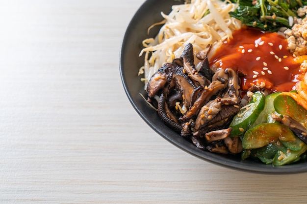 Пибимпап, корейский острый салат с миской риса