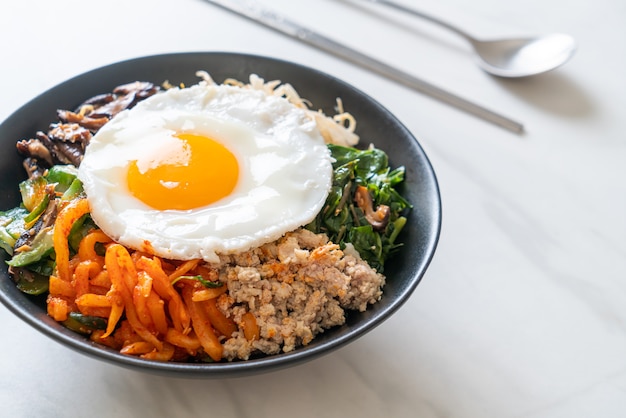 비빔밥, 쌀과 계란 후라이가 들어간 매운 샐러드-전통 한식 스타일