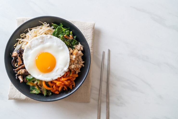 Photo 비빔밥, 쌀과 계란 후라이를 곁들인 한국식 매운 샐러드-전통 한식 스타일
