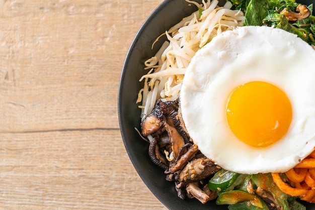 비빔밥, 쌀과 계란 후라이를 곁들인 한국식 매운 샐러드-전통 한식 스타일