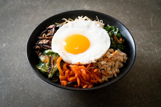 비빔밥, 쌀과 계란 후라이가 들어간 매운 샐러드-전통 한식 스타일