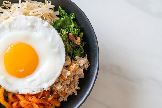 Bibimbap, insalata piccante coreana con riso e uovo fritto