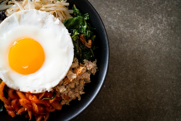 Bibimbap, insalata piccante coreana con riso e uovo fritto