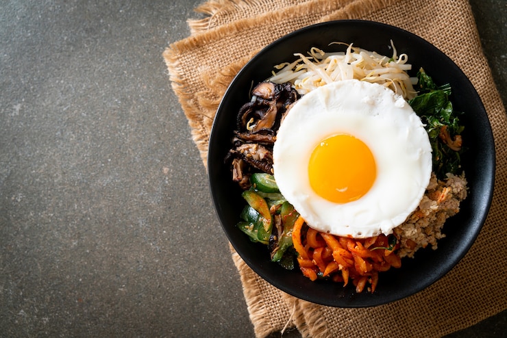 Photo 비빔밥, 한국식 매콤한 밥과 계란 후라이 샐러드