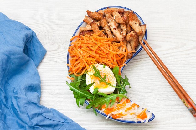 Photo bibimbap, traditionally korean food on white wooden table