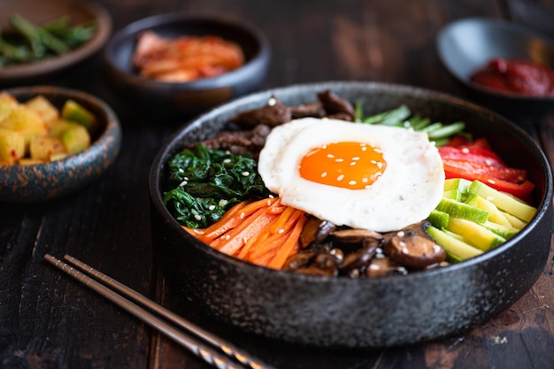 Photo bibimbap on a wooden background traditional korean cuisine