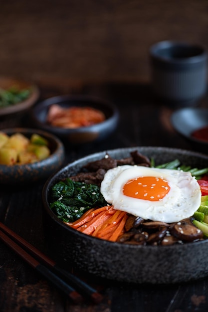 Photo bibimbap on a wooden background traditional korean dish