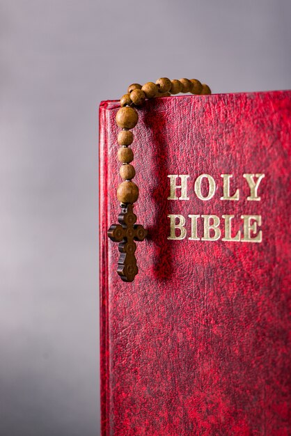 聖書とクロスの宗教的概念