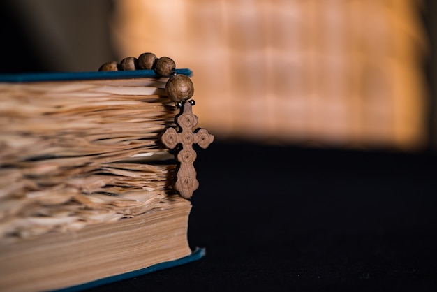 Библия и крест в религиозной концепции