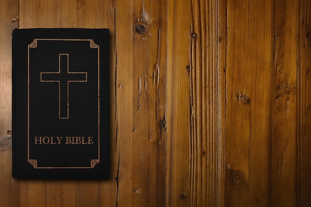 책상 위에 금박을 입힌 십자가가 있는 성경