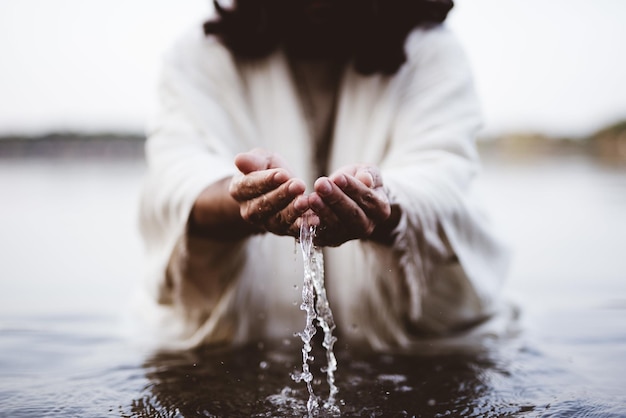 聖書の場面-イエス・キリストが手で水を飲む様子