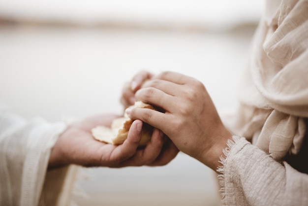 성경의 장면 - 흐릿한 배경 하에서 빵을 나눠주는 예수 그리스도의 장면