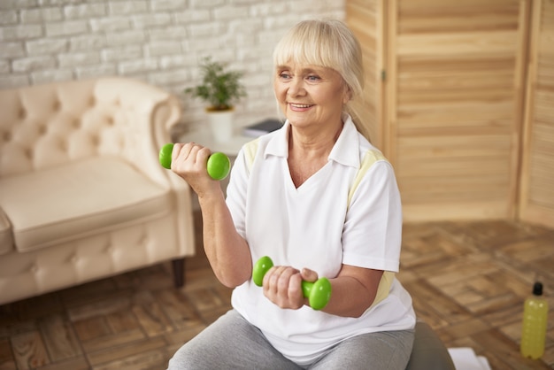 Bicep Halters Oefening Training op Fitness Ball.