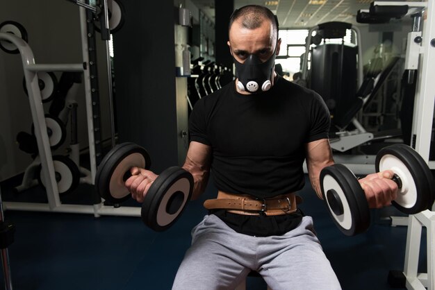 Biceps exercise with dumbbells in elevation mask