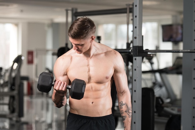 Biceps-oefening met halters in een sportschool