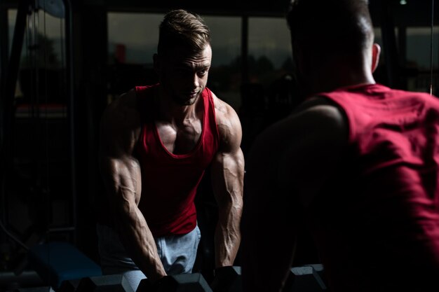 Biceps-oefening met halters in een sportschool