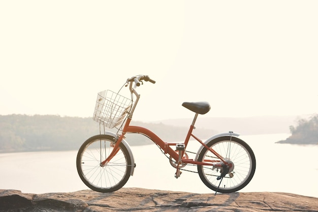 空に向かってビーチで自転車に乗る