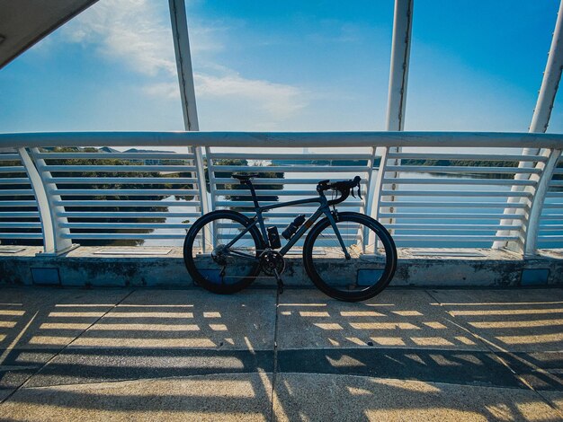 橋の上の自転車