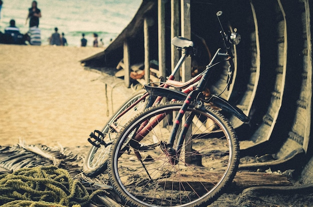 写真 ビーチでロープで自転車に乗る