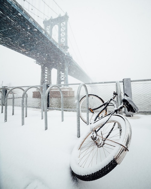 深い雪に覆われた自転車