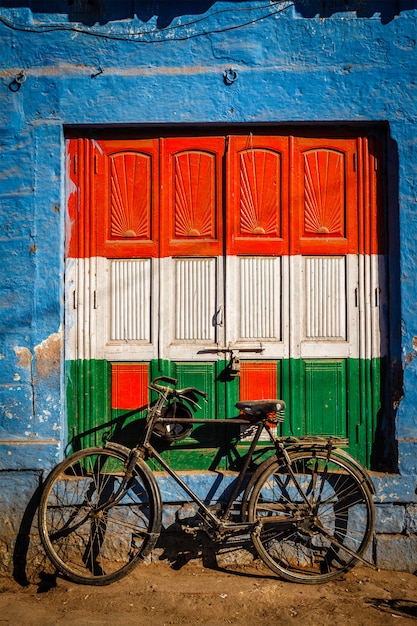 Bicicletta e porta dipinte nei colori della bandiera nazionale dell'india. jodhpur, india