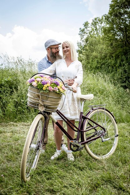 Foto bicicletta sul campo