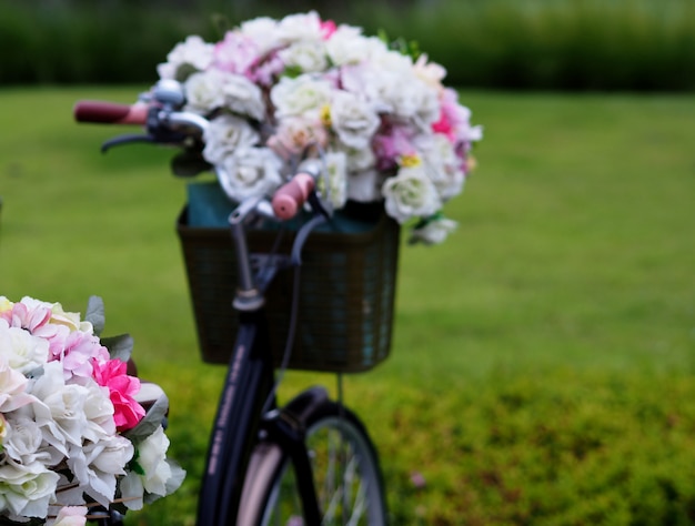 自転車、花、庭の芝生