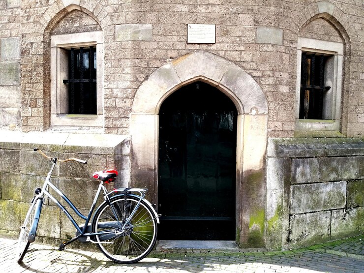 फोटो bicycle in front of building