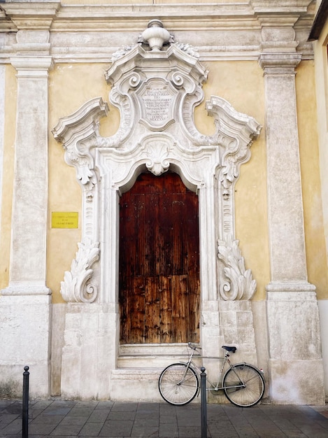 Foto bicicletta davanti all'ingresso della chiesa