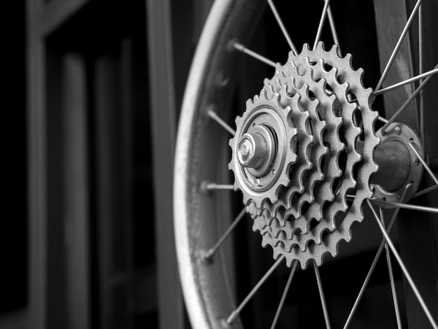 Ingranaggio della bicicletta, ruota dentata in metallo. primo piano dell'ingranaggio della bicicletta senza catena sulla ruota decorata sulla parete con spazio per le copie.