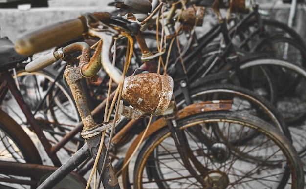 Фото Кладбища велосипедов кучи старых грязных ржавых классических и винтажных коллекций
