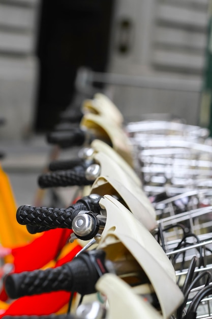 Foto manubrio di bicicletta parcheggiato in fila