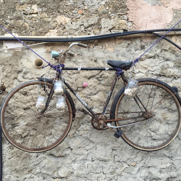 Photo bicycle hanging on wall