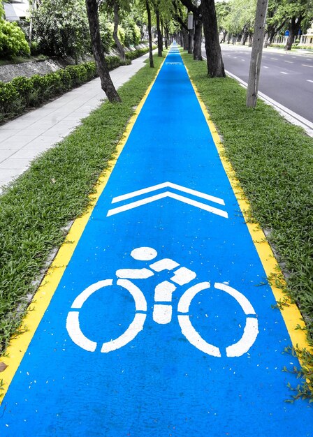 Photo bicycle lane direction on footpath