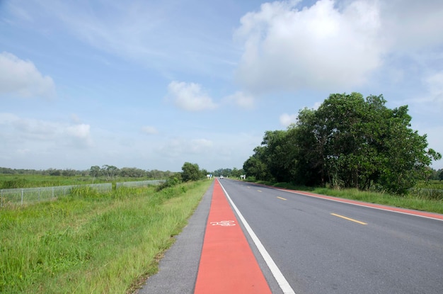 タイ南部パッタルン県の田園地帯の道路上の自転車専用車線