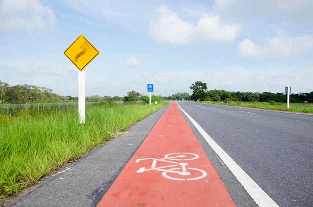 タイ南部パッタルン県の田園地帯の道路上の自転車専用車線