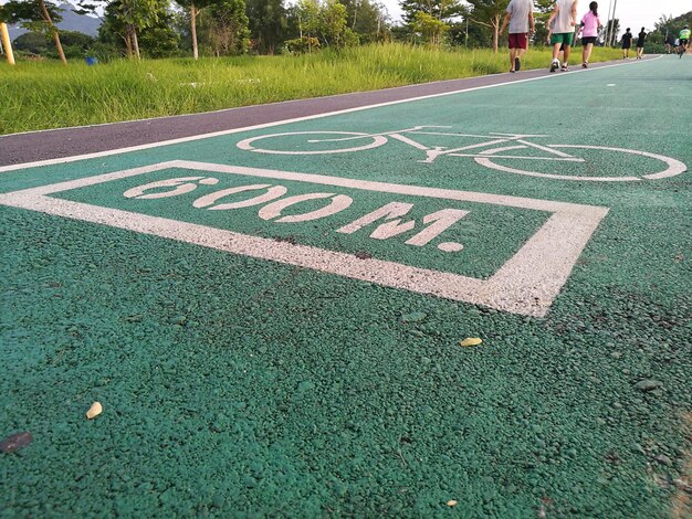 写真 道路上の自転車レーンの標識