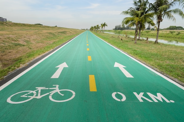 Photo bicycle lane with white bicycle sign