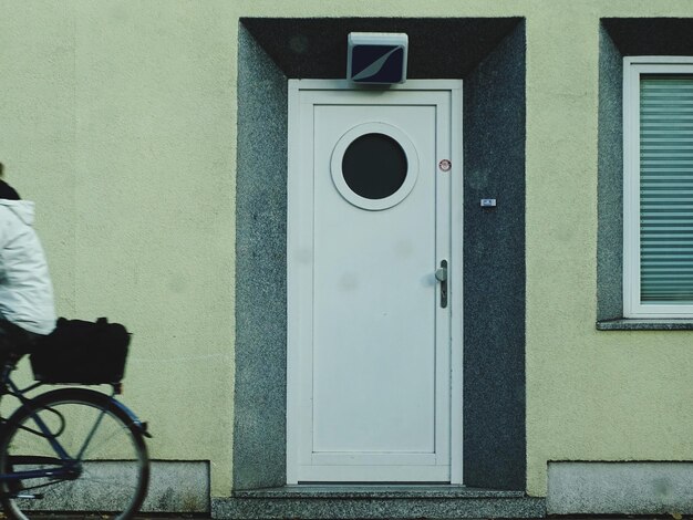 Foto bicicletta appoggiata al muro di un edificio