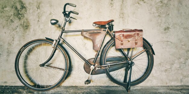 Photo bicycle leaning on wall