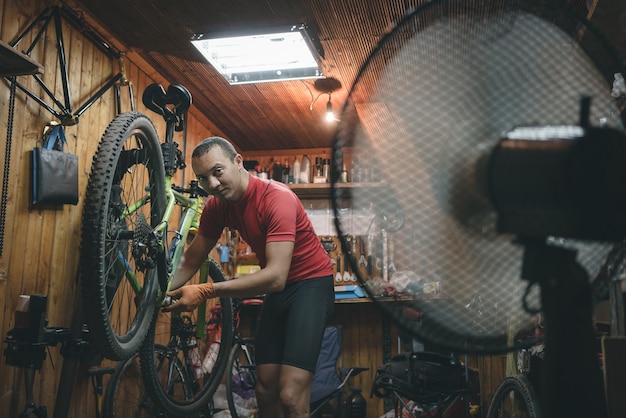 自転車整備士の自転車サービスの修理