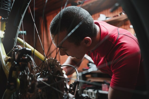 Riparazione di biciclette da meccanico di biciclette