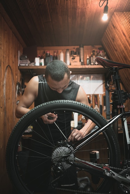 自転車整備士の自転車サービスの修理