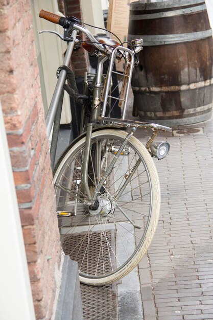 Foto bicicletta su metallo