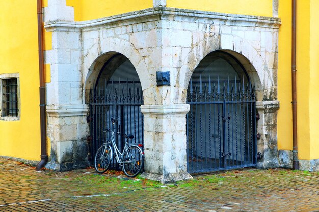 Foto bicicletta nella città vecchia tipo ecologico di bicicletta di trasporto vicino ai cancelli neri