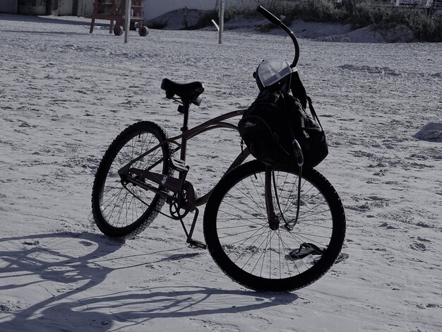 写真 ビーチの砂の上で自転車
