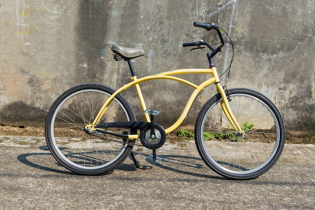 灰色の壁が付いている通りの自転車