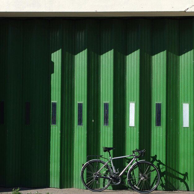 写真 建物の外の自転車